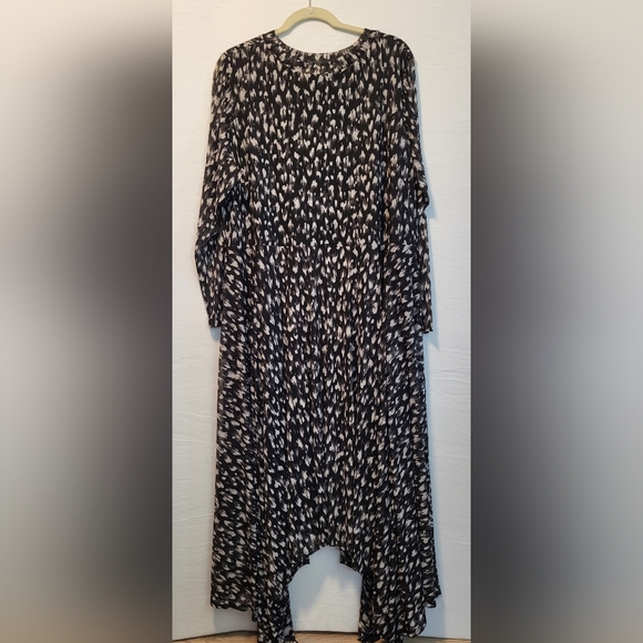 City Chic Black and White Asymmetrical Dress - Picture 6 of 16